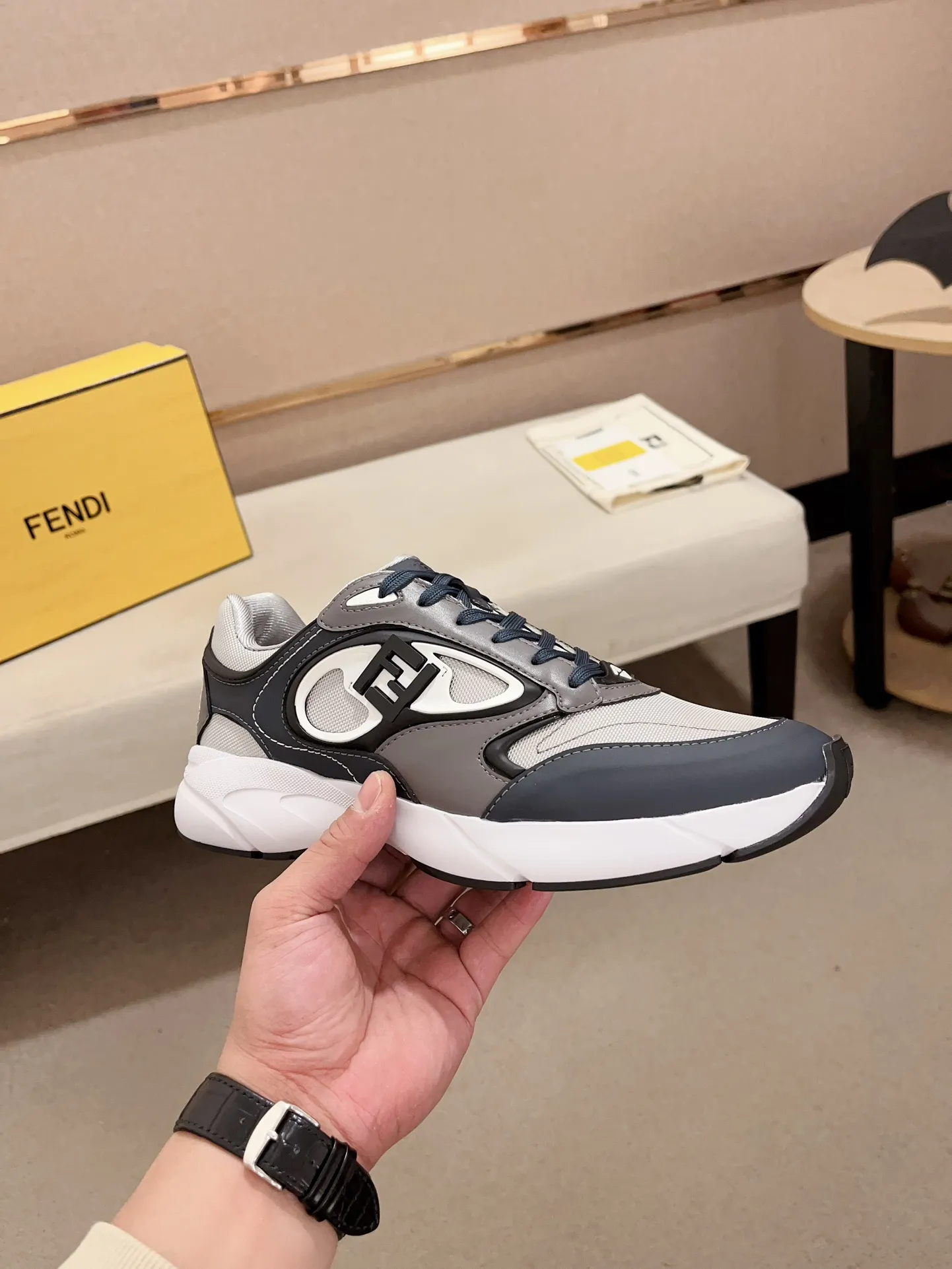 Men's shoes💰: 760💰(Higher version) [Fendi] Fendi's latest casual shoes for men! Available at counters simultaneously! A one-to-one replica of the original. Made entirely of imported top-grain calfskin, the interior is made of top-grain water-dyed cowhide, and the original factory-supplied rubber outsole. Leading new fashion concepts. Matching code: 39-44. 38.45 can be customized and cannot be returned or exchanged!